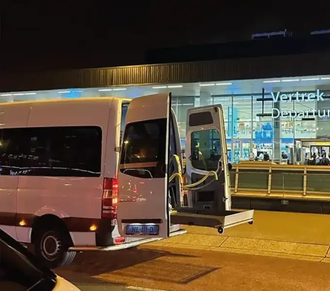 Rolstoelbus bij Schiphol voor reizigers uit Nootdorp